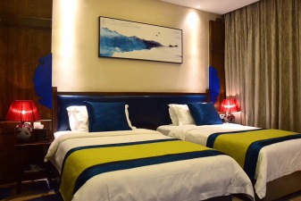 成都蝶来花半酒店